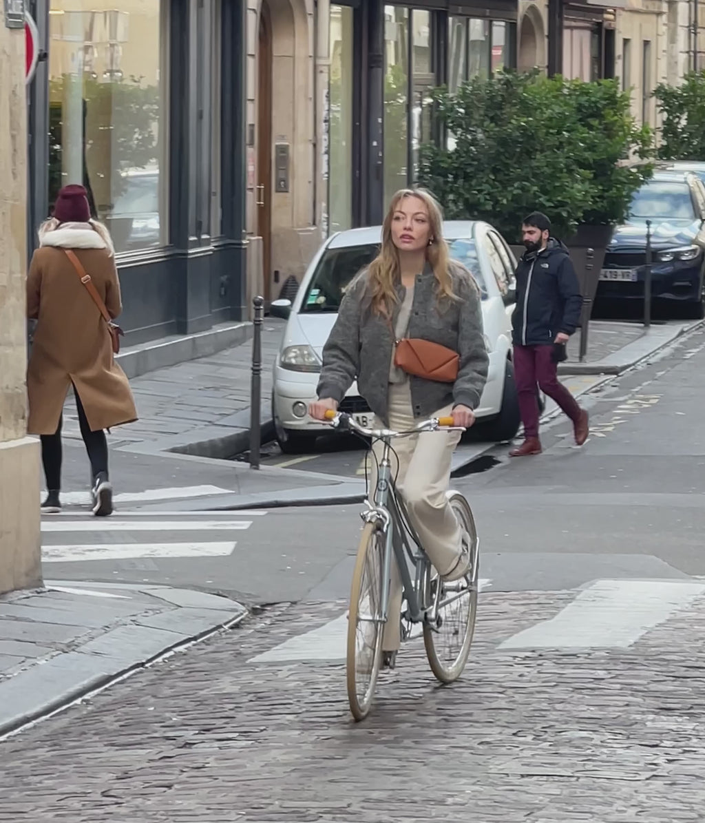 Anouchka et le mini sac trinity caramel
